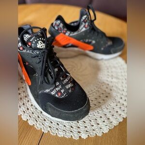 Nike Air Huarache Run Men’s 11 black/orange used sneakers